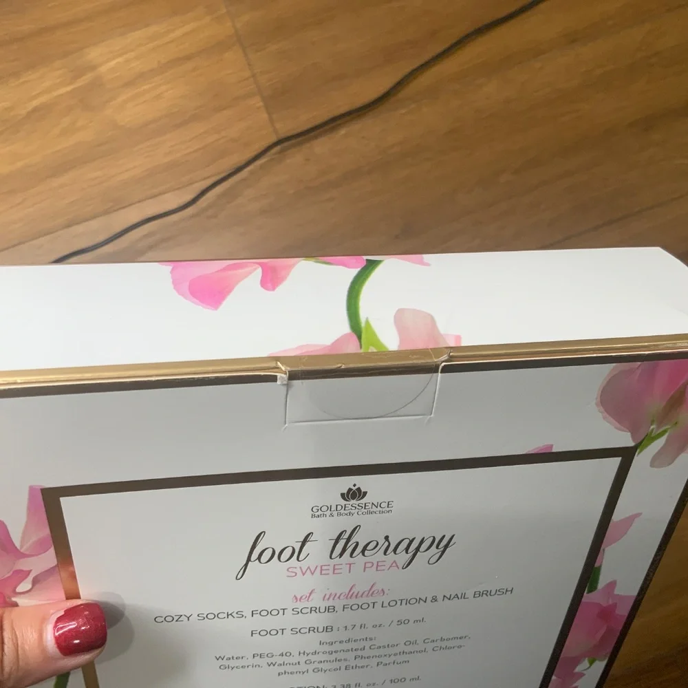 Goldessence Bath & Body Foot Therapy Set Sweet Pea (Socks, Scrub, Lotion & Brush